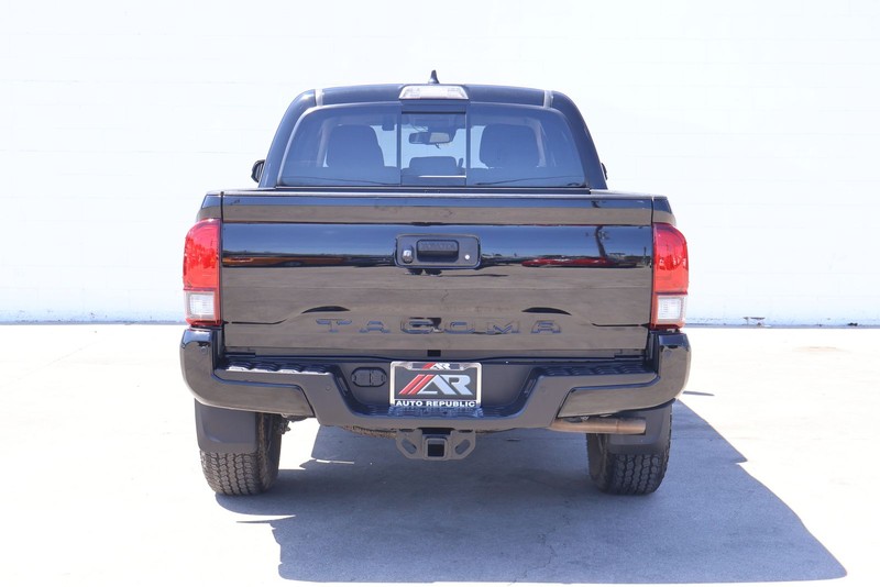 Toyota Tacoma 4WD Vehicle Full-screen Gallery Image 04