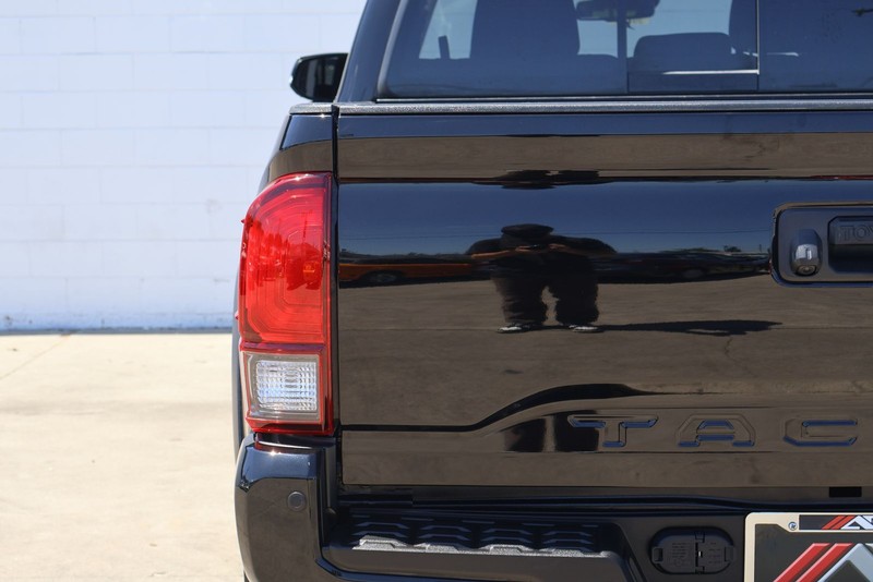 Toyota Tacoma 4WD Vehicle Full-screen Gallery Image 05