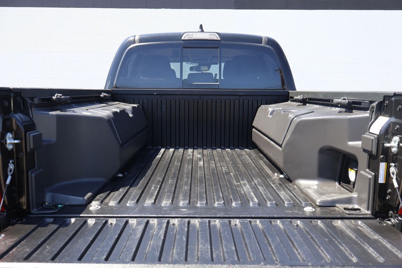 Toyota Tacoma 4WD Vehicle Full-screen Gallery Image 06