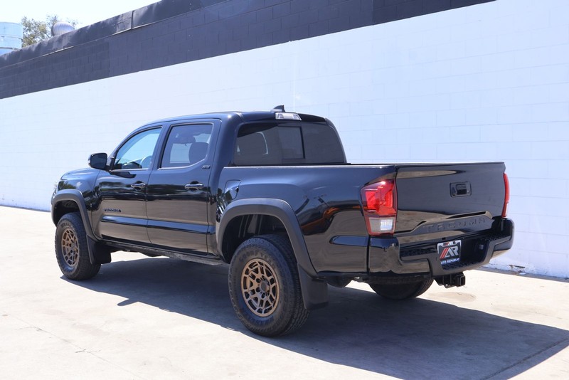 Toyota Tacoma 4WD Vehicle Full-screen Gallery Image 08