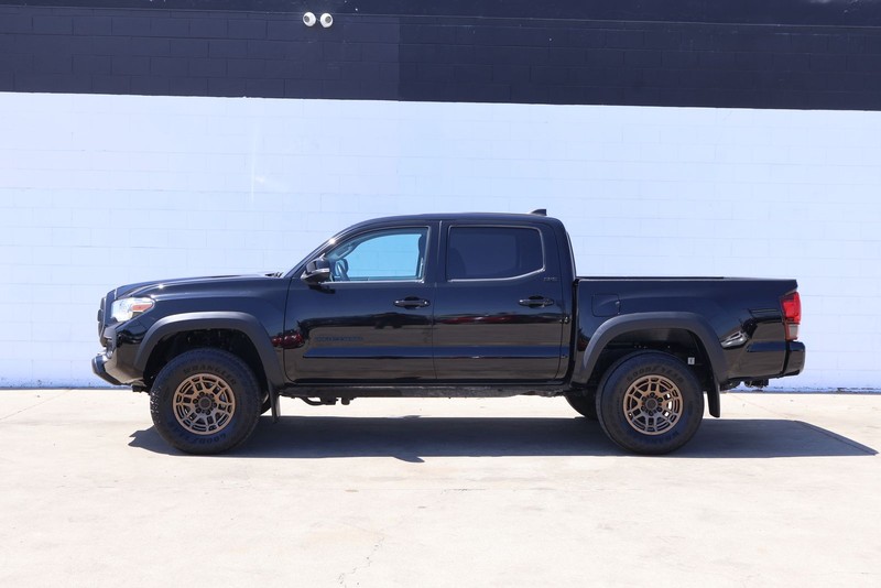 Toyota Tacoma 4WD Vehicle Full-screen Gallery Image 09