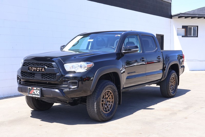 Toyota Tacoma 4WD Vehicle Full-screen Gallery Image 10