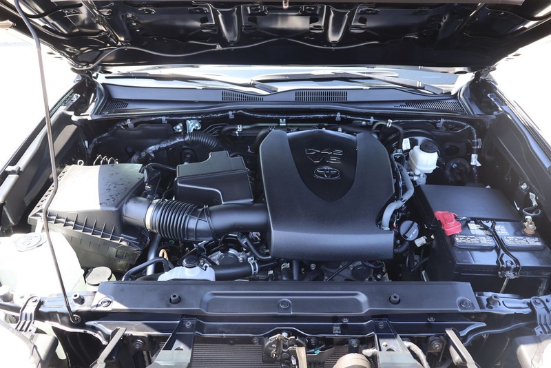 Toyota Tacoma 4WD Vehicle Full-screen Gallery Image 11