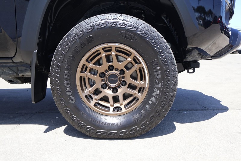 Toyota Tacoma 4WD Vehicle Full-screen Gallery Image 12