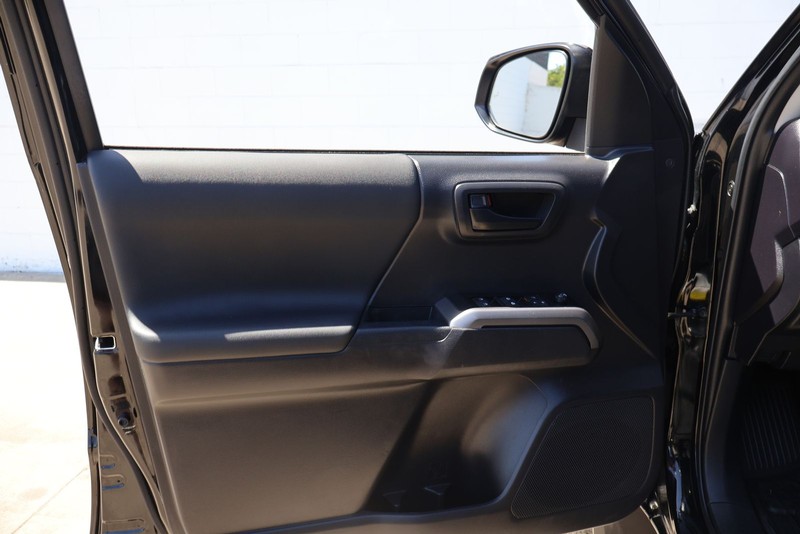 Toyota Tacoma 4WD Vehicle Full-screen Gallery Image 13