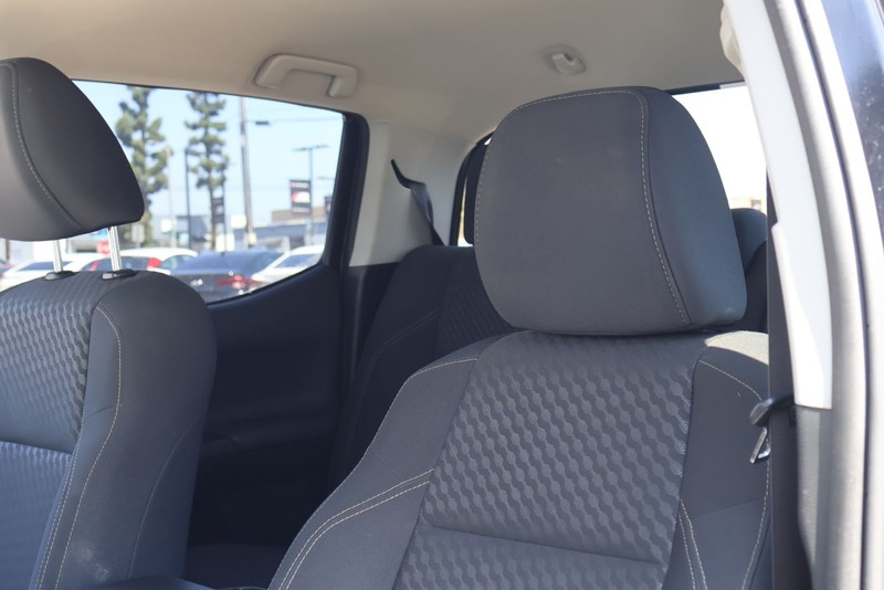 Toyota Tacoma 4WD Vehicle Full-screen Gallery Image 16