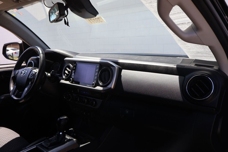 Toyota Tacoma 4WD Vehicle Full-screen Gallery Image 17