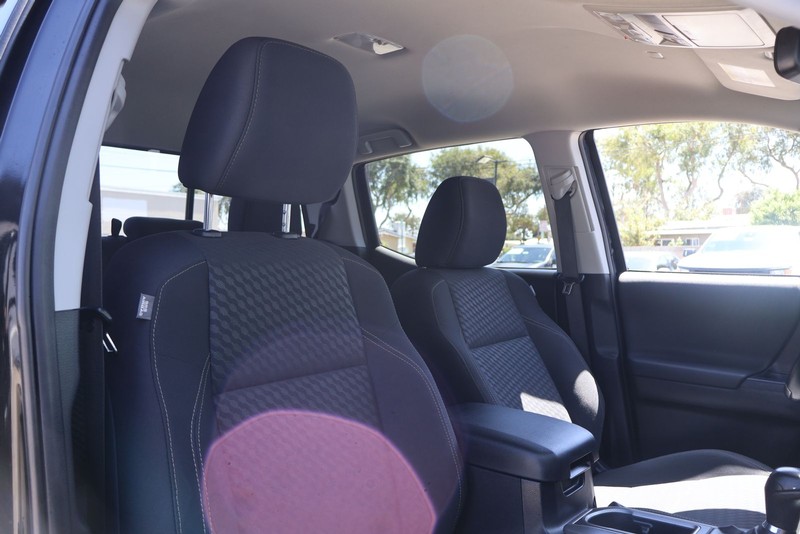 Toyota Tacoma 4WD Vehicle Full-screen Gallery Image 18