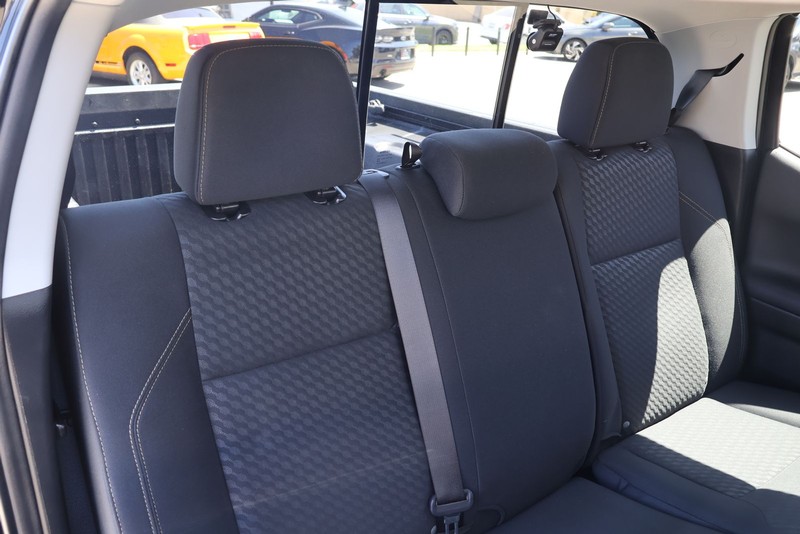 Toyota Tacoma 4WD Vehicle Full-screen Gallery Image 19