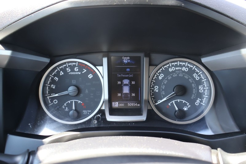 Toyota Tacoma 4WD Vehicle Full-screen Gallery Image 21