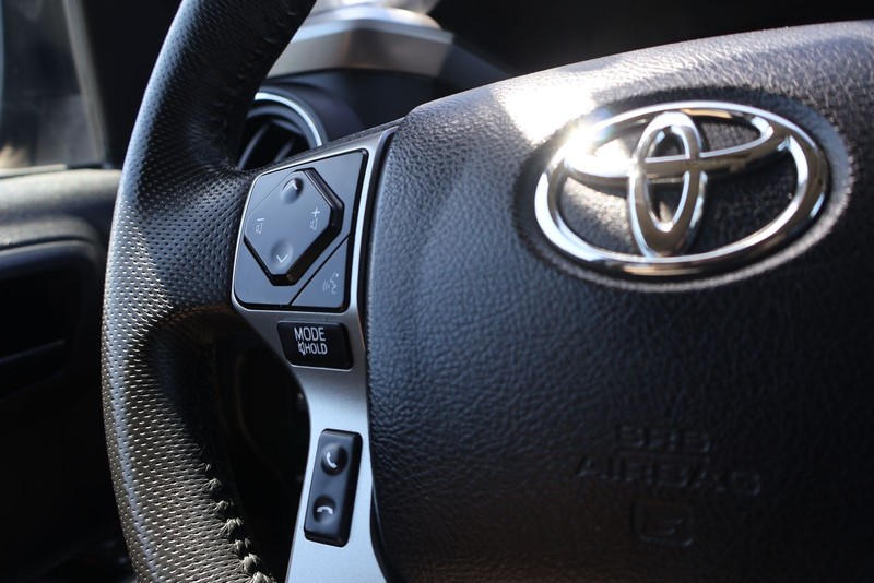 Toyota Tacoma 4WD Vehicle Full-screen Gallery Image 23