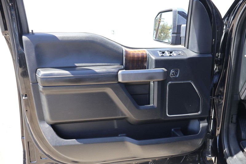 Ford F-150 Vehicle Full-screen Gallery Image 14