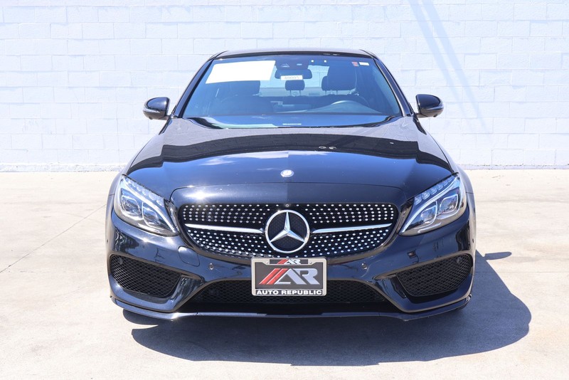 Mercedes-Benz C-Class Vehicle Full-screen Gallery Image 02