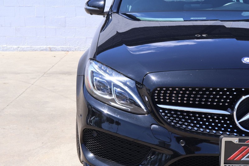Mercedes-Benz C-Class Vehicle Full-screen Gallery Image 03