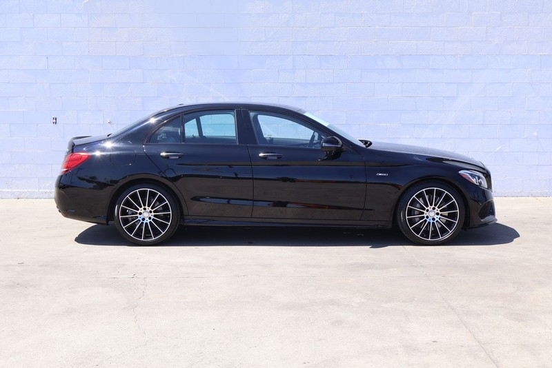Mercedes-Benz C-Class Vehicle Full-screen Gallery Image 04