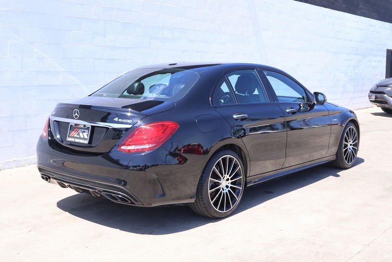 Mercedes-Benz C-Class Vehicle Full-screen Gallery Image 05