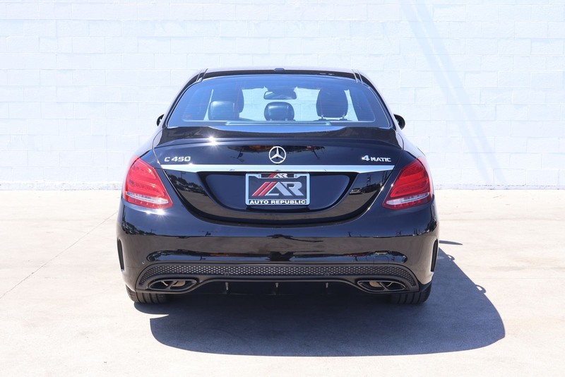 Mercedes-Benz C-Class Vehicle Full-screen Gallery Image 06