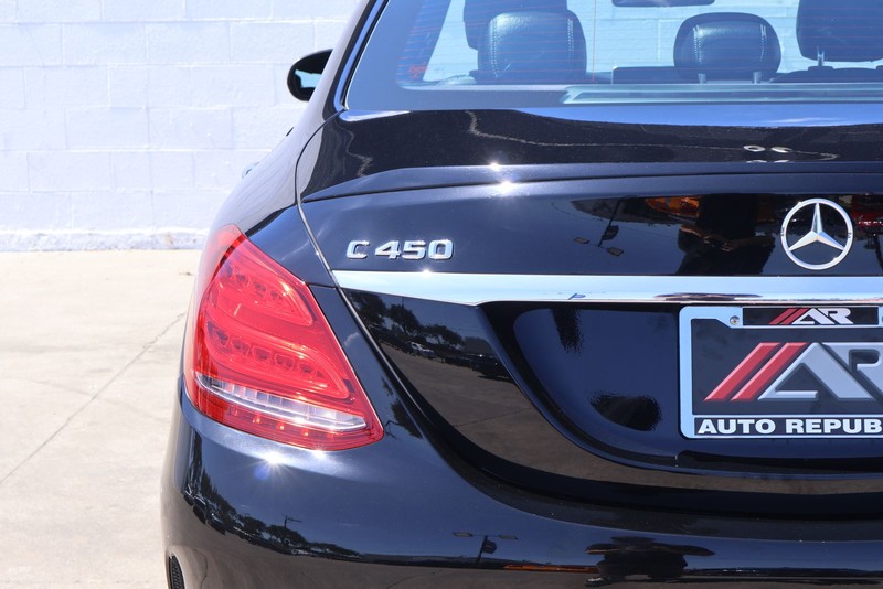 Mercedes-Benz C-Class Vehicle Full-screen Gallery Image 07