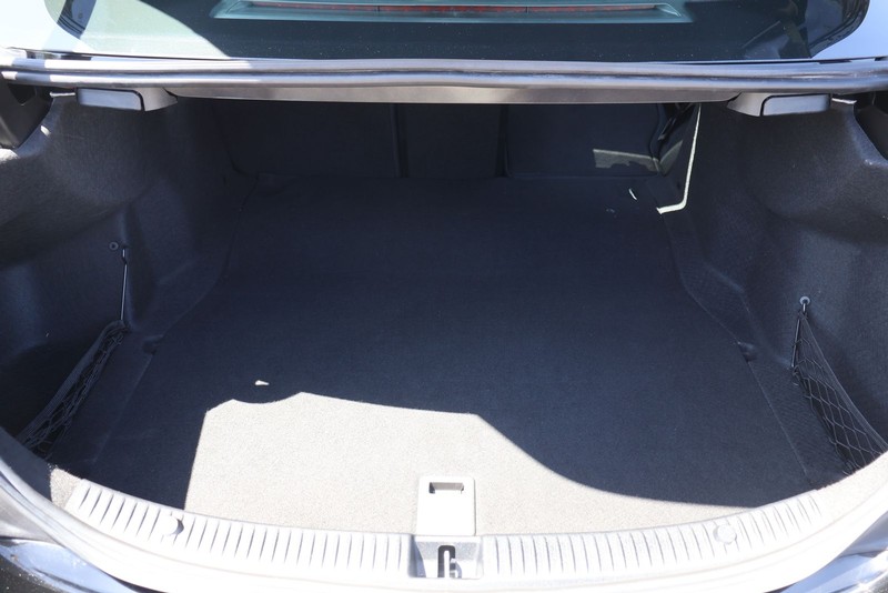 Mercedes-Benz C-Class Vehicle Full-screen Gallery Image 08