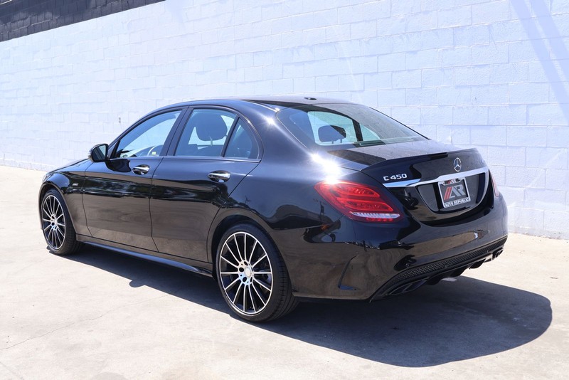 Mercedes-Benz C-Class Vehicle Full-screen Gallery Image 09