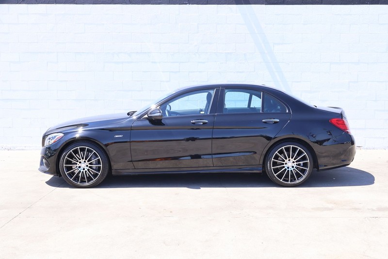 Mercedes-Benz C-Class Vehicle Full-screen Gallery Image 10