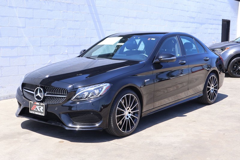 Mercedes-Benz C-Class Vehicle Full-screen Gallery Image 11