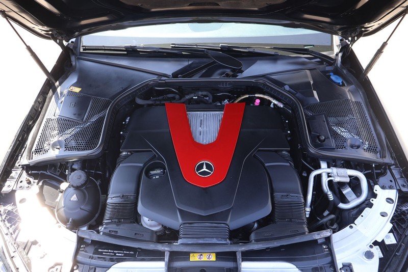 Mercedes-Benz C-Class Vehicle Full-screen Gallery Image 12