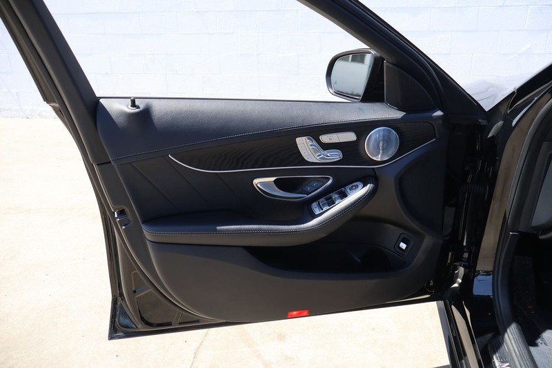 Mercedes-Benz C-Class Vehicle Full-screen Gallery Image 14