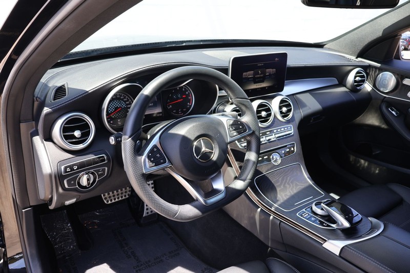 Mercedes-Benz C-Class Vehicle Full-screen Gallery Image 15
