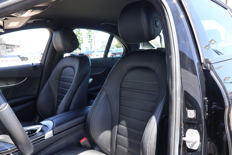 Mercedes-Benz C-Class Vehicle Full-screen Gallery Image 16