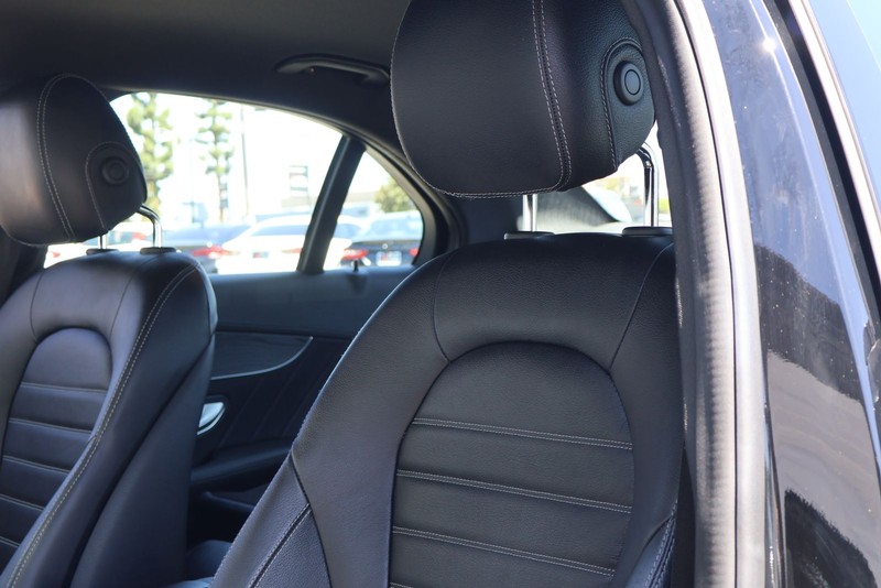 Mercedes-Benz C-Class Vehicle Full-screen Gallery Image 17