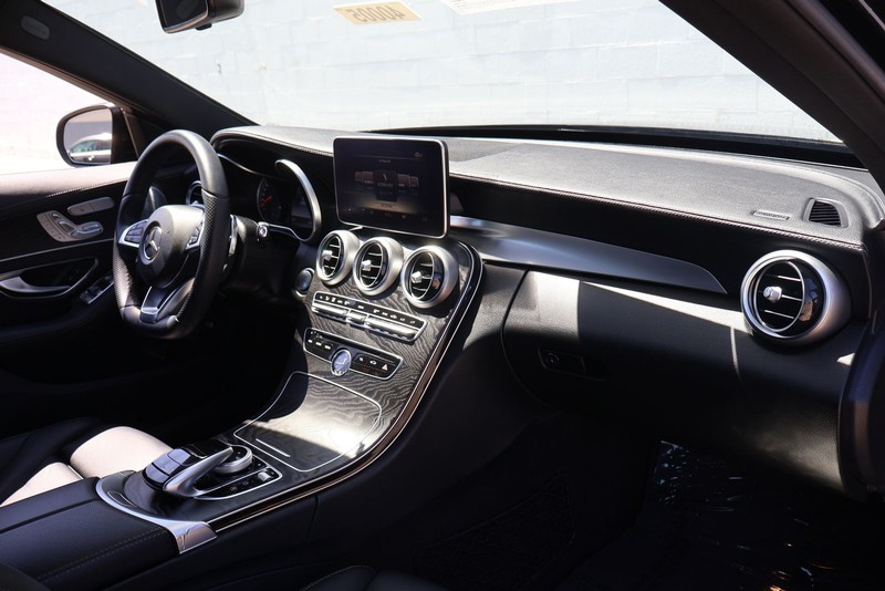 Mercedes-Benz C-Class Vehicle Full-screen Gallery Image 18