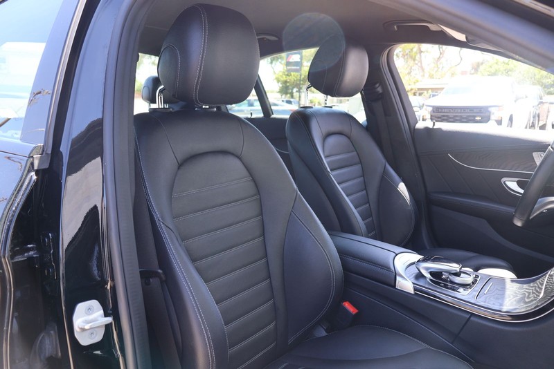 Mercedes-Benz C-Class Vehicle Full-screen Gallery Image 19