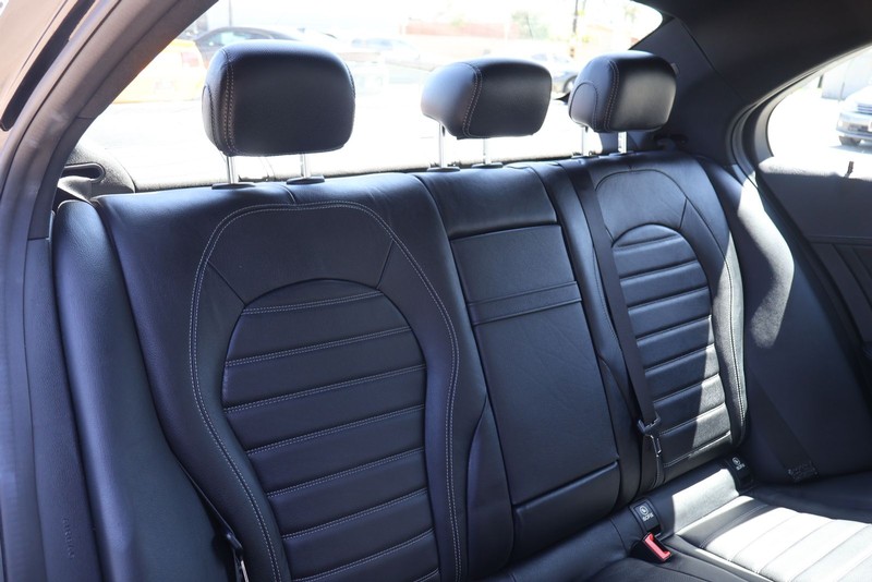 Mercedes-Benz C-Class Vehicle Full-screen Gallery Image 20