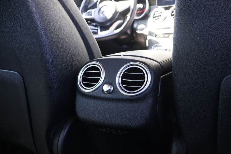 Mercedes-Benz C-Class Vehicle Full-screen Gallery Image 21