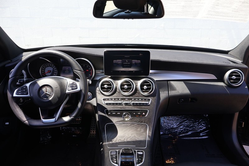 Mercedes-Benz C-Class Vehicle Full-screen Gallery Image 22