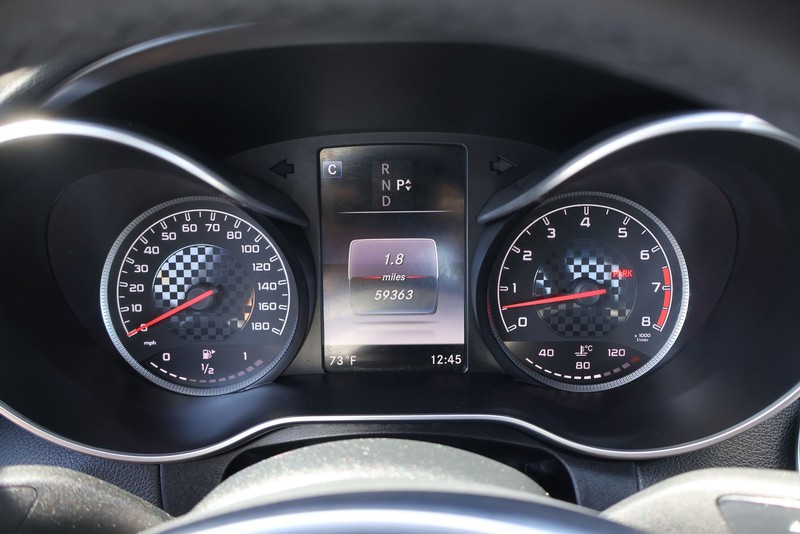Mercedes-Benz C-Class Vehicle Full-screen Gallery Image 23