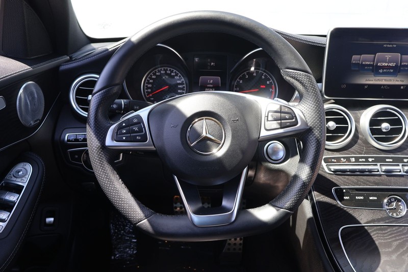 Mercedes-Benz C-Class Vehicle Full-screen Gallery Image 24