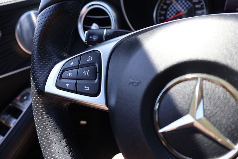 Mercedes-Benz C-Class Vehicle Full-screen Gallery Image 25