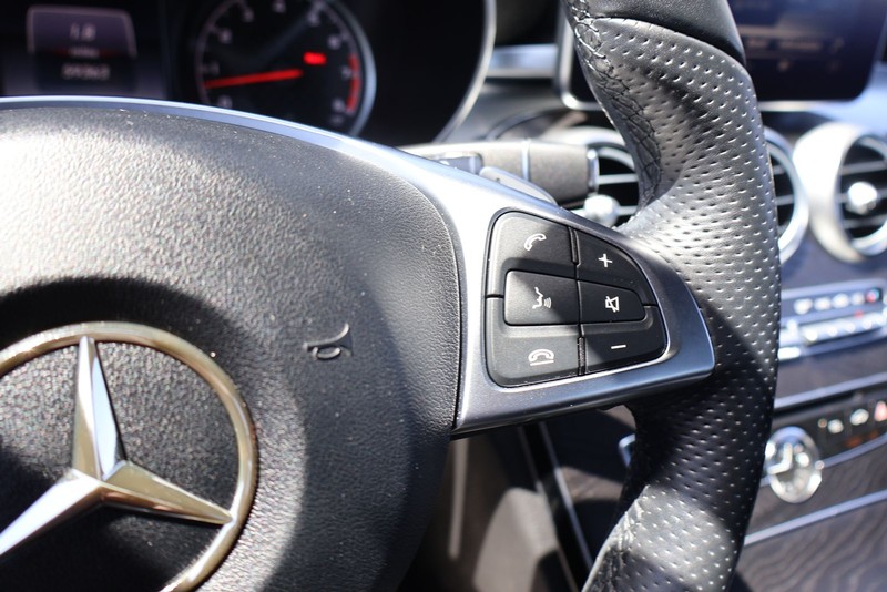 Mercedes-Benz C-Class Vehicle Full-screen Gallery Image 26