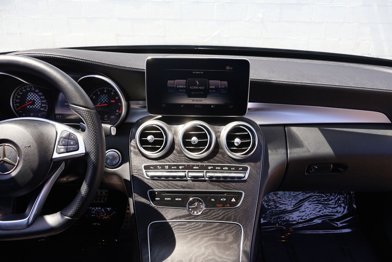 Mercedes-Benz C-Class Vehicle Full-screen Gallery Image 27