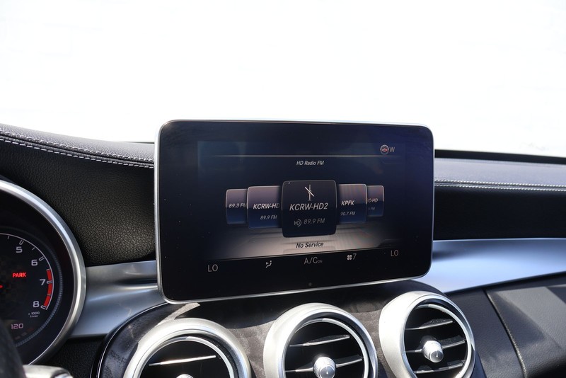 Mercedes-Benz C-Class Vehicle Full-screen Gallery Image 28