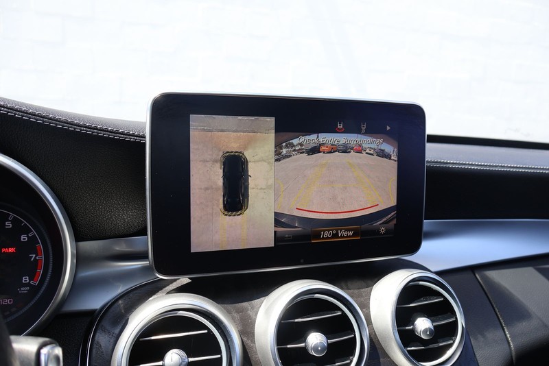 Mercedes-Benz C-Class Vehicle Full-screen Gallery Image 29