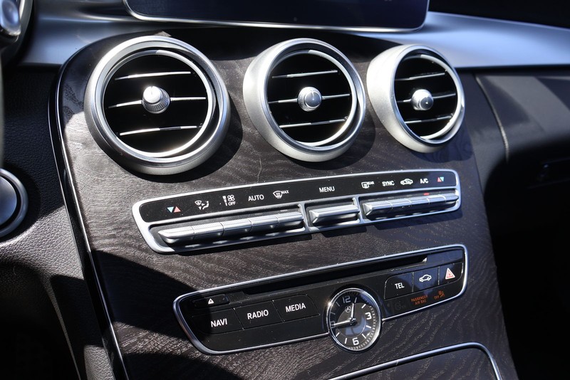 Mercedes-Benz C-Class Vehicle Full-screen Gallery Image 30