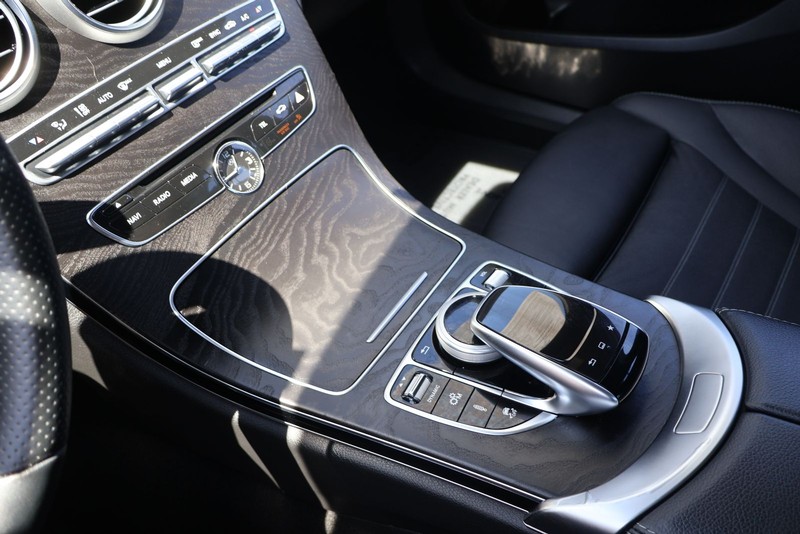 Mercedes-Benz C-Class Vehicle Full-screen Gallery Image 31