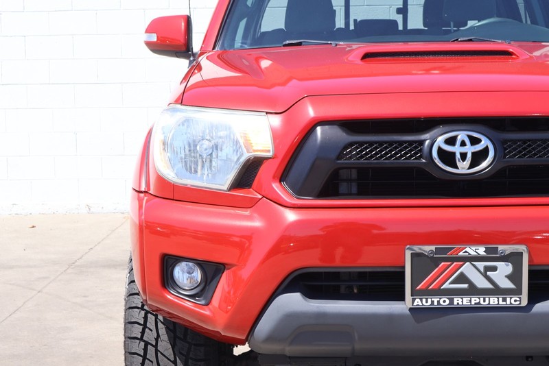 Toyota Tacoma Vehicle Full-screen Gallery Image 03