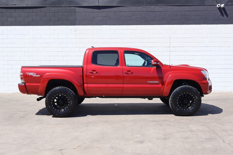 Toyota Tacoma Vehicle Full-screen Gallery Image 04