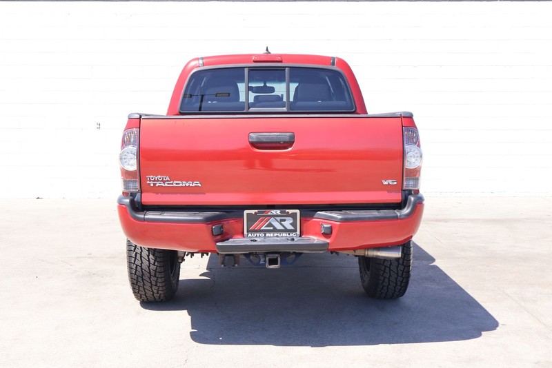 Toyota Tacoma Vehicle Full-screen Gallery Image 06