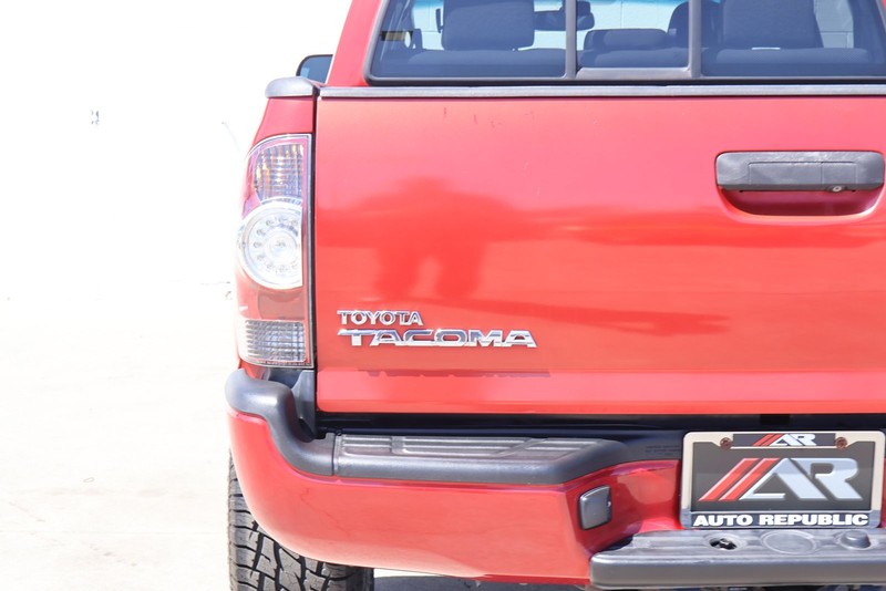 Toyota Tacoma Vehicle Full-screen Gallery Image 07
