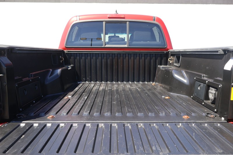 Toyota Tacoma Vehicle Full-screen Gallery Image 08